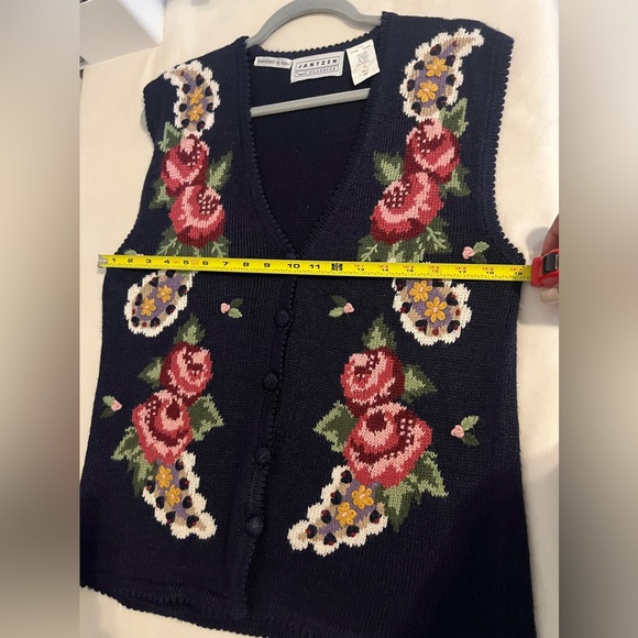 Vintage Jantzen Women's Floral Embroidered by Hand Knit Navy Blue Vest, Size M - Picture 11 of 12
